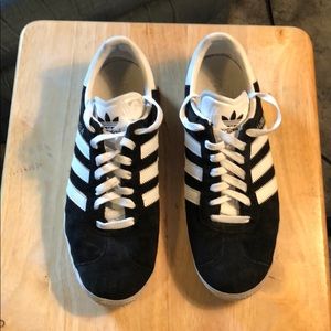 Adidas Gazelle Shoes (black/white size 9)